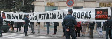 Despligue de pancarta durante la concentracin ante el congreso el 17-4-04