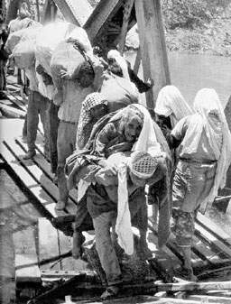 Palestinos expulsados y refugiados huyen