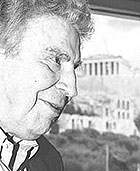 Foto reciente de Mikis Theodorakis en Atenas